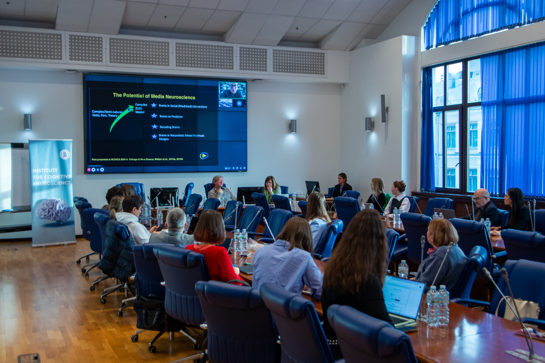 Иллюстрация к новости: Фейки, синтетические медиа и манипуляции искусственного интеллекта: как прошла 5-я Международная конференция по социальной нейронауке в экологически обоснованных условиях